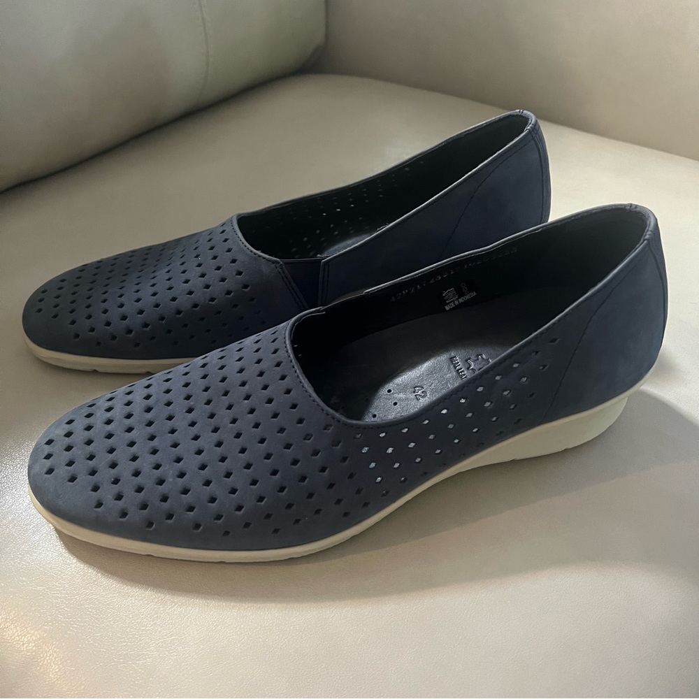 ECCO•Laser Cut Loafer
Wedge Nubuck
Leather "Felicia" in Blue Size 11/11.5(EU42)